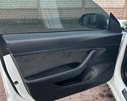 Белый Тесла Модель 3, объемом двигателя 0 л и пробегом 206 тыс. км за 16900 $, фото 13 на Automoto.ua