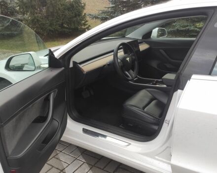 Белый Тесла Модель 3, объемом двигателя 0 л и пробегом 51 тыс. км за 16000 $, фото 7 на Automoto.ua