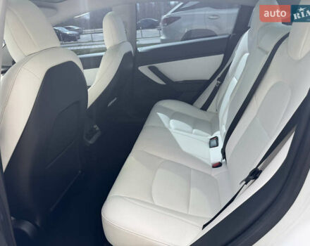 Білий Тесла Модель 3, об'ємом двигуна 0 л та пробігом 63 тис. км за 21000 $, фото 2 на Automoto.ua