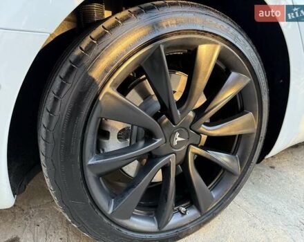 Білий Тесла Модель 3, об'ємом двигуна 0 л та пробігом 92 тис. км за 21300 $, фото 16 на Automoto.ua