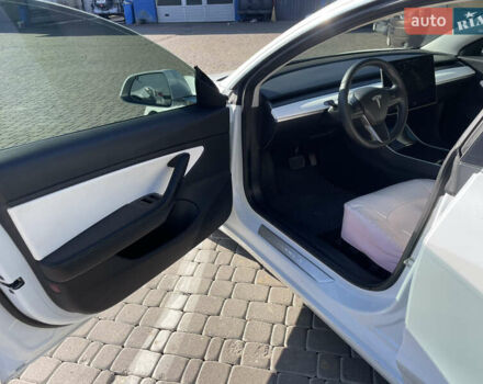 Білий Тесла Модель 3, об'ємом двигуна 0 л та пробігом 107 тис. км за 15500 $, фото 7 на Automoto.ua