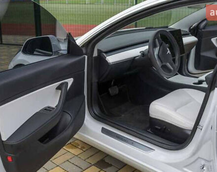 Тесла Модель 3 2020 в Киеве на Automoto.ua Белый Тесла Модель 3, объемом двигателя 0 л и пробегом 55 тыс. км за 14800 $, фото 6 на Automoto.ua