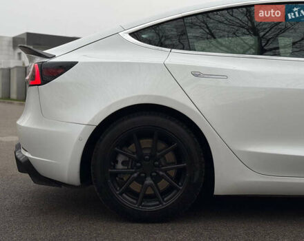 Белый Тесла Модель 3, объемом двигателя 0 л и пробегом 105 тыс. км за 14999 $, фото 7 на Automoto.ua
