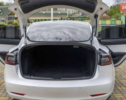 Тесла Модель 3 2020 в Киеве на Automoto.ua Белый Тесла Модель 3, объемом двигателя 0 л и пробегом 55 тыс. км за 14800 $, фото 5 на Automoto.ua