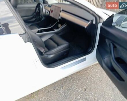 Белый Тесла Модель 3, объемом двигателя 0 л и пробегом 124 тыс. км за 15800 $, фото 4 на Automoto.ua