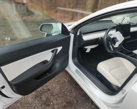 Белый Тесла Модель 3, объемом двигателя 0 л и пробегом 67 тыс. км за 9500 $, фото 20 на Automoto.ua