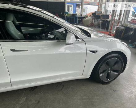 Белый Тесла Модель 3, объемом двигателя 0 л и пробегом 85 тыс. км за 18000 $, фото 10 на Automoto.ua