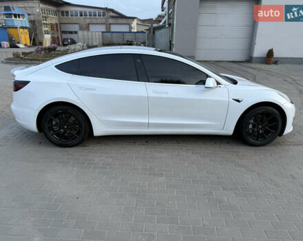 Білий Тесла Модель 3, об'ємом двигуна 0 л та пробігом 84 тис. км за 20500 $, фото 3 на Automoto.ua