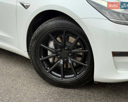 Белый Тесла Модель 3, объемом двигателя 0 л и пробегом 105 тыс. км за 14999 $, фото 4 на Automoto.ua