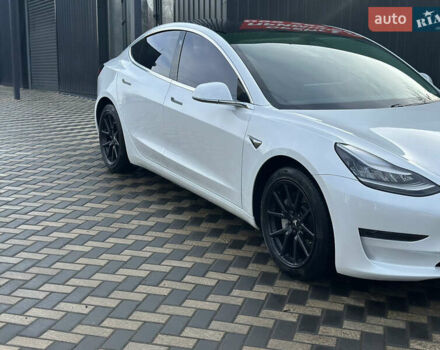 Білий Тесла Модель 3, об'ємом двигуна 0 л та пробігом 51 тис. км за 17500 $, фото 1 на Automoto.ua