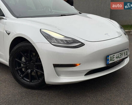Белый Тесла Модель 3, объемом двигателя 0 л и пробегом 105 тыс. км за 14999 $, фото 5 на Automoto.ua