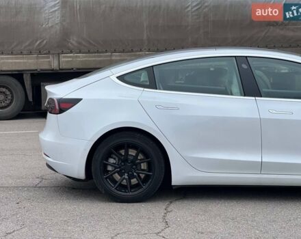 Білий Тесла Модель 3, об'ємом двигуна 0 л та пробігом 47 тис. км за 18500 $, фото 5 на Automoto.ua
