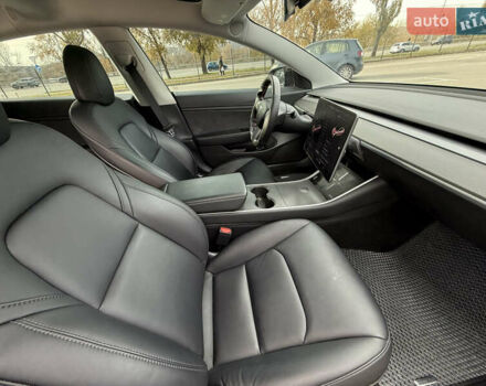 Білий Тесла Модель 3, об'ємом двигуна 0 л та пробігом 73 тис. км за 23850 $, фото 15 на Automoto.ua