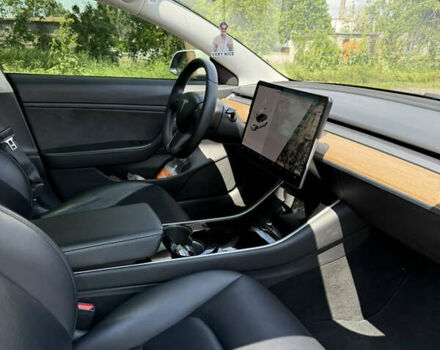 Тесла Модель 3 2020 у Кременчуге на Automoto.ua Білий Тесла Модель 3, об'ємом двигуна 0 л та пробігом 80 тис. км за 18000 $, фото 10 на Automoto.ua