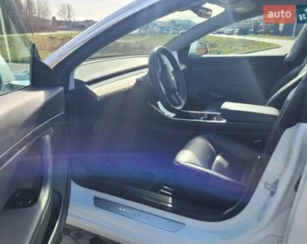 Білий Тесла Модель 3, об'ємом двигуна 0 л та пробігом 47 тис. км за 26200 $, фото 9 на Automoto.ua