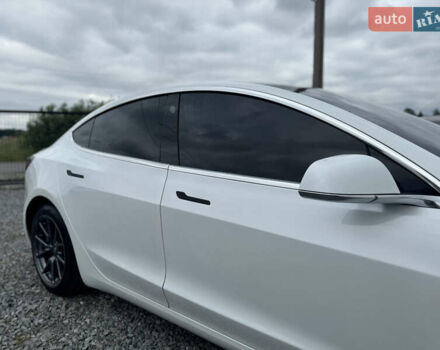 Белый Тесла Модель 3, объемом двигателя 0 л и пробегом 120 тыс. км за 17500 $, фото 6 на Automoto.ua