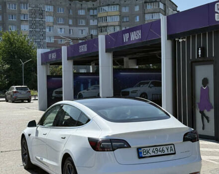 Білий Тесла Модель 3, об'ємом двигуна 0 л та пробігом 99 тис. км за 17200 $, фото 3 на Automoto.ua