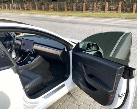 Белый Тесла Модель 3, объемом двигателя 0 л и пробегом 83 тыс. км за 21500 $, фото 12 на Automoto.ua