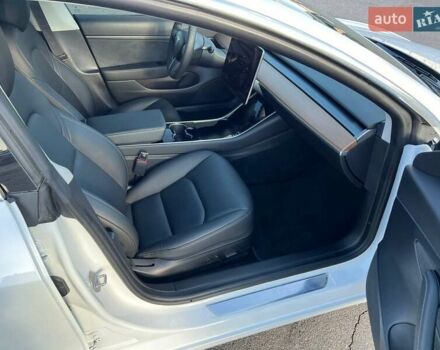 Белый Тесла Модель 3, объемом двигателя 0 л и пробегом 24 тыс. км за 19000 $, фото 19 на Automoto.ua