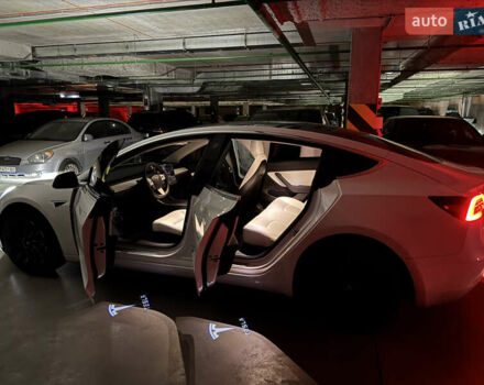 Білий Тесла Модель 3, об'ємом двигуна 0 л та пробігом 63 тис. км за 21000 $, фото 22 на Automoto.ua