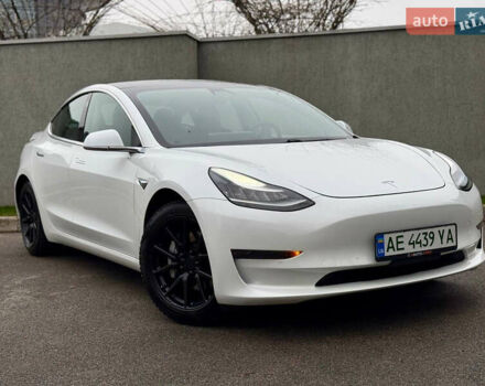 Белый Тесла Модель 3, объемом двигателя 0 л и пробегом 105 тыс. км за 14999 $, фото 1 на Automoto.ua