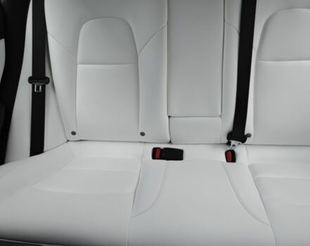 Білий Тесла Модель 3, об'ємом двигуна 0 л та пробігом 112 тис. км за 23800 $, фото 9 на Automoto.ua