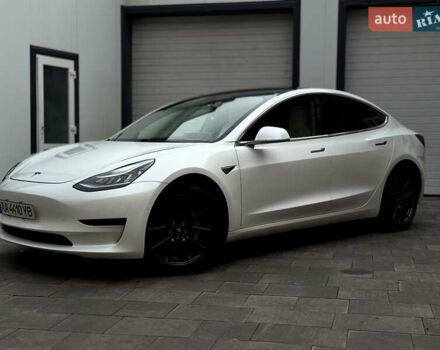 Білий Тесла Модель 3, об'ємом двигуна 0 л та пробігом 67 тис. км за 18600 $, фото 2 на Automoto.ua