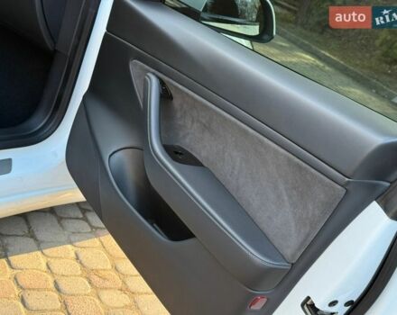 Білий Тесла Модель 3, об'ємом двигуна 0 л та пробігом 89 тис. км за 19900 $, фото 46 на Automoto.ua