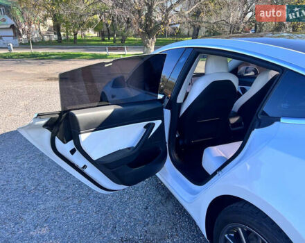 Білий Тесла Модель 3, об'ємом двигуна 0 л та пробігом 74 тис. км за 19000 $, фото 18 на Automoto.ua