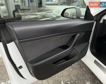 Белый Тесла Модель 3, объемом двигателя 0 л и пробегом 83 тыс. км за 20200 $, фото 13 на Automoto.ua