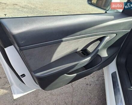 Білий Тесла Модель 3, об'ємом двигуна 0 л та пробігом 81 тис. км за 16500 $, фото 17 на Automoto.ua