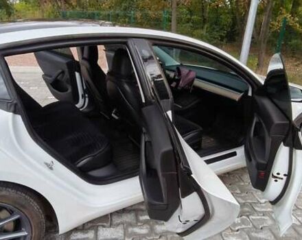 Білий Тесла Модель 3, об'ємом двигуна 0 л та пробігом 110 тис. км за 20750 $, фото 7 на Automoto.ua