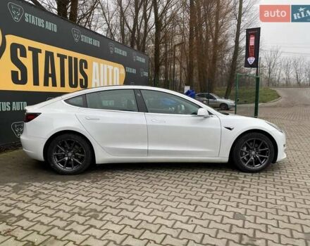 Білий Тесла Модель 3, об'ємом двигуна 0 л та пробігом 65 тис. км за 19700 $, фото 5 на Automoto.ua