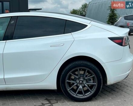 Білий Тесла Модель 3, об'ємом двигуна 0 л та пробігом 102 тис. км за 18990 $, фото 6 на Automoto.ua