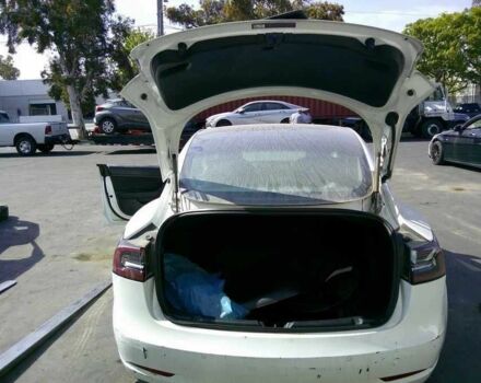 Белый Тесла Модель 3, объемом двигателя 0 л и пробегом 80 тыс. км за 12000 $, фото 3 на Automoto.ua