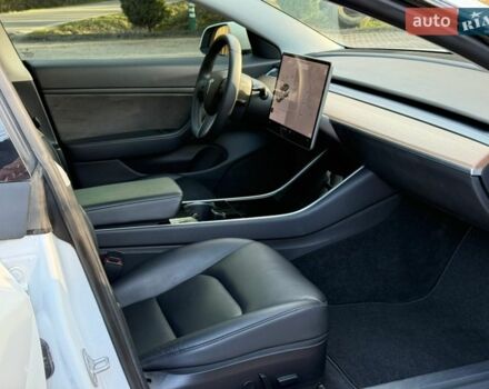 Білий Тесла Модель 3, об'ємом двигуна 0 л та пробігом 89 тис. км за 19900 $, фото 48 на Automoto.ua