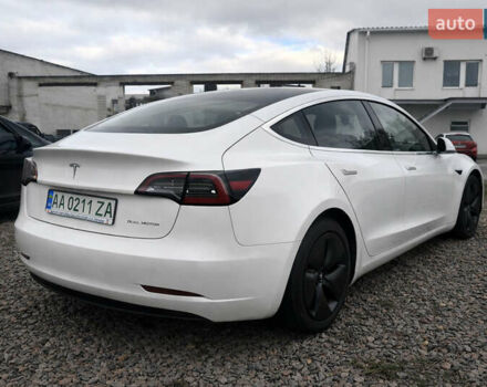 Белый Тесла Модель 3, объемом двигателя 0 л и пробегом 72 тыс. км за 20000 $, фото 2 на Automoto.ua