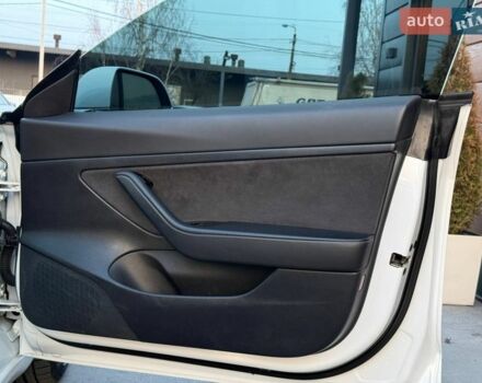 Белый Тесла Модель 3, объемом двигателя 0 л и пробегом 84 тыс. км за 15500 $, фото 47 на Automoto.ua