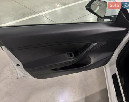 Білий Тесла Модель 3, об'ємом двигуна 0 л та пробігом 59 тис. км за 16500 $, фото 7 на Automoto.ua