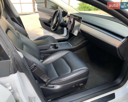 Белый Тесла Модель 3, объемом двигателя 0 л и пробегом 99 тыс. км за 20000 $, фото 13 на Automoto.ua