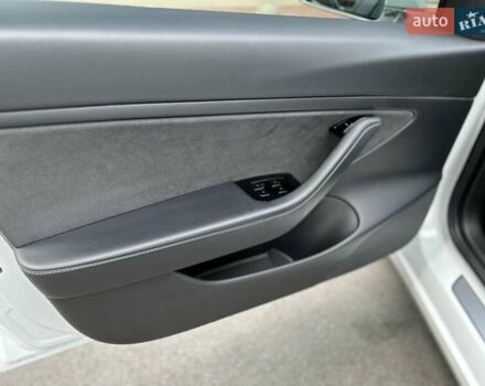 Білий Тесла Модель 3, об'ємом двигуна 0 л та пробігом 59 тис. км за 22500 $, фото 3 на Automoto.ua