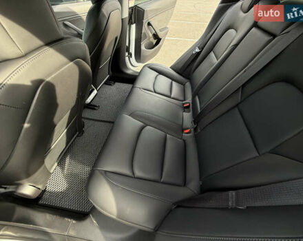 Білий Тесла Модель 3, об'ємом двигуна 0 л та пробігом 73 тис. км за 23850 $, фото 11 на Automoto.ua