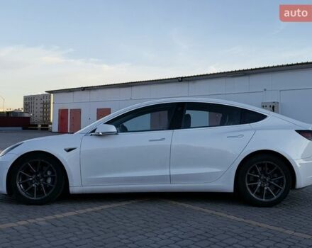 Білий Тесла Модель 3, об'ємом двигуна 0 л та пробігом 117 тис. км за 18800 $, фото 4 на Automoto.ua
