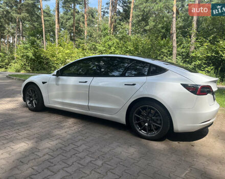 Белый Тесла Модель 3, объемом двигателя 0 л и пробегом 82 тыс. км за 26000 $, фото 3 на Automoto.ua