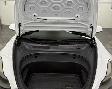 Білий Тесла Модель 3, об'ємом двигуна 0 л та пробігом 113 тис. км за 20200 $, фото 25 на Automoto.ua