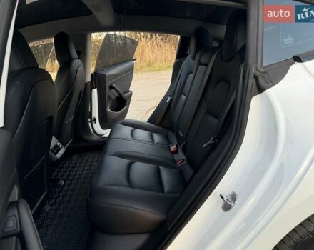 Білий Тесла Модель 3, об'ємом двигуна 0 л та пробігом 88 тис. км за 20950 $, фото 41 на Automoto.ua