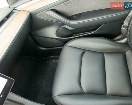 Білий Тесла Модель 3, об'ємом двигуна 0 л та пробігом 80 тис. км за 18999 $, фото 7 на Automoto.ua