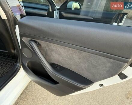 Білий Тесла Модель 3, об'ємом двигуна 0 л та пробігом 88 тис. км за 20950 $, фото 26 на Automoto.ua