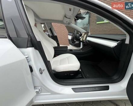 Белый Тесла Модель 3, объемом двигателя 0 л и пробегом 74 тыс. км за 21999 $, фото 6 на Automoto.ua