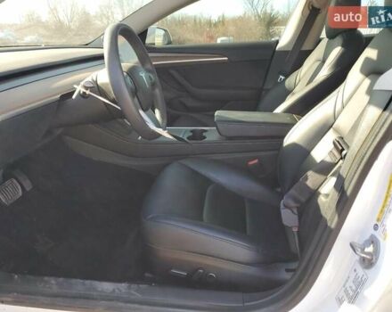 Белый Тесла Модель 3, объемом двигателя 0 л и пробегом 61 тыс. км за 7500 $, фото 6 на Automoto.ua